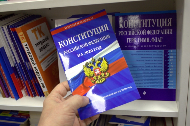 Комитет Госдумы поддержал поправку в Конституцию о боге, детях и Отечестве