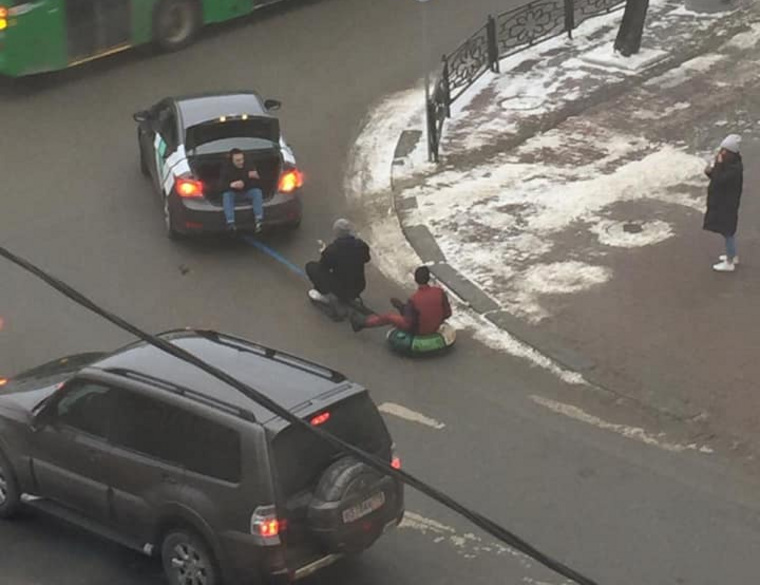 В центре Екатеринбурга неизвестные устроили гонки на бубликах за «Делимобилем». ВИДЕО