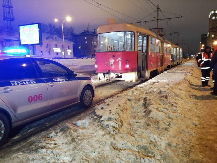 Опубликовано видео с места ЧП в Екатеринбурге, где трамвай переехал школьника