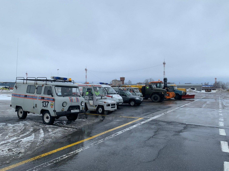 Пассажирский самолет Новосибирск — Москва экстренно садится в Перми из-за сообщения о бомбе на борту. ВИДЕО