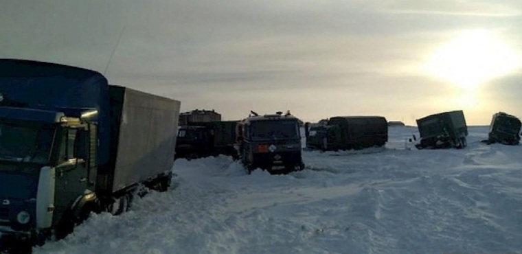 Ямальцы продолжают пользоваться опасным зимником, несмотря на риск для жизни. ФОТО