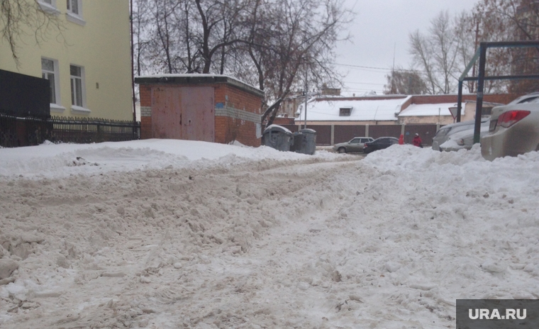 Тюменским управляющим компаниям пригрозили судом из-за неубранных дворов