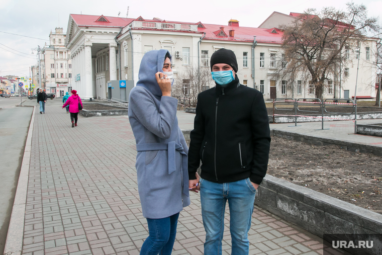 В МЧС предупредили о бесполезности масок на улице