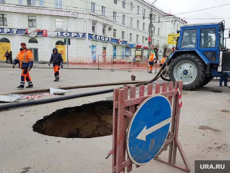 В Кургане провалилась дорога, капитально отремонтированная в прошлом году