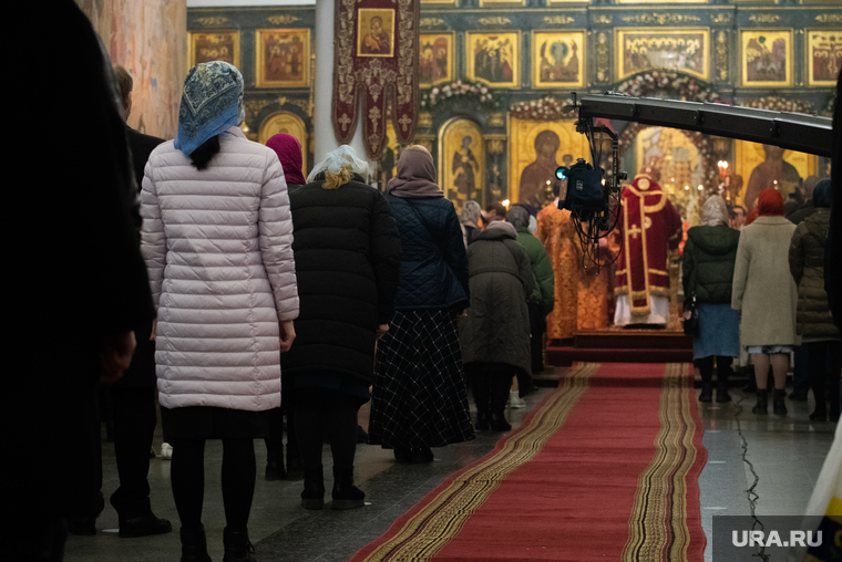 В Екатеринбурге десятки горожан встретили Пасху в храме. «Охрана смотрела, чтобы люди не стояли вплотную друг к другу». ФОТО