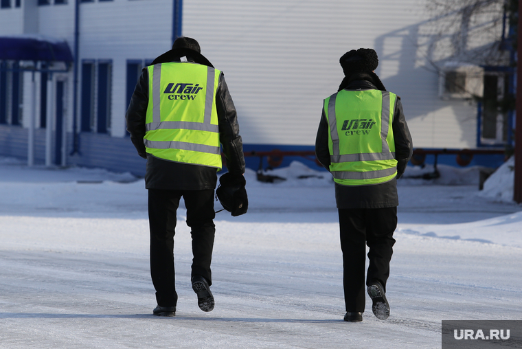 В Utair сократили зарплаты стюардесс и наземного персонала