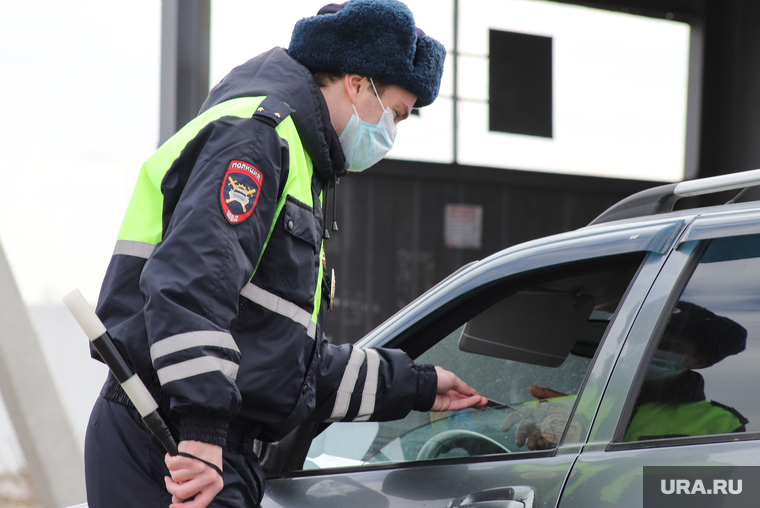 Полиция наказала курганца, катавшегося на машине во время карантина