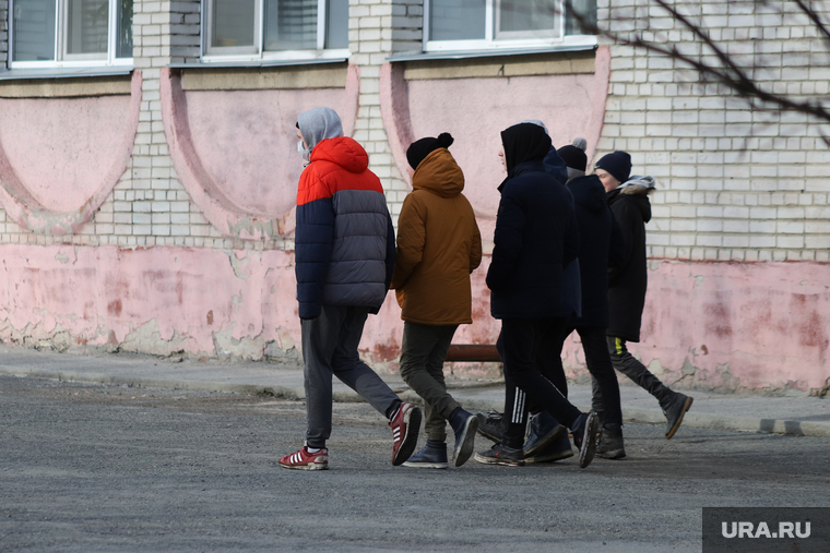 На Урале семиклассники пинками заставили мужчину встать на колени. ВИДЕО