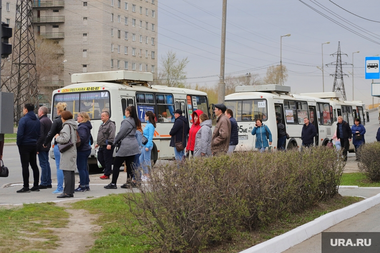 В Тюмени люди во время карантина толпятся в автобусах