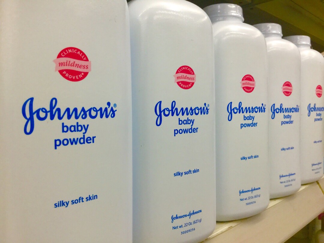 Johnson & Johnson остановит продажи детской присыпки в США. Покупатели считают, что она вызывает рак