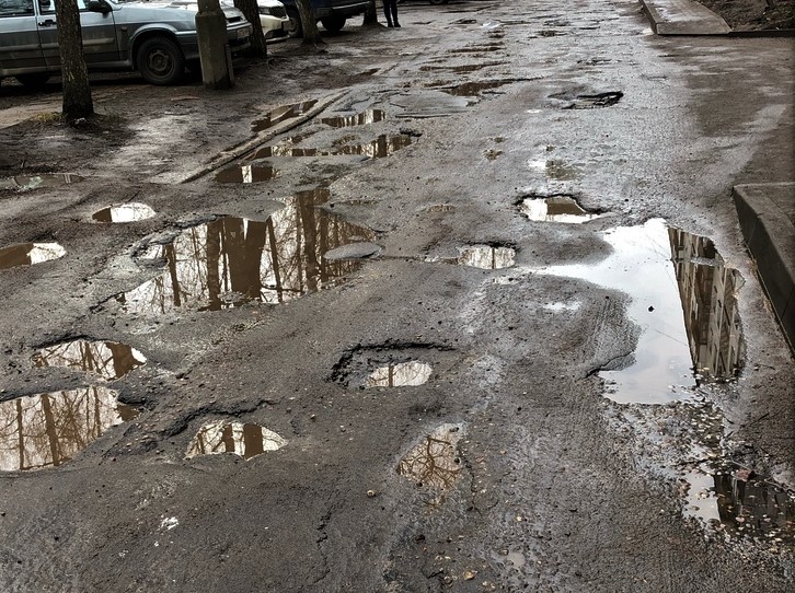 Смоляне жалуются на разбитую дорогу возле городской поликлиники