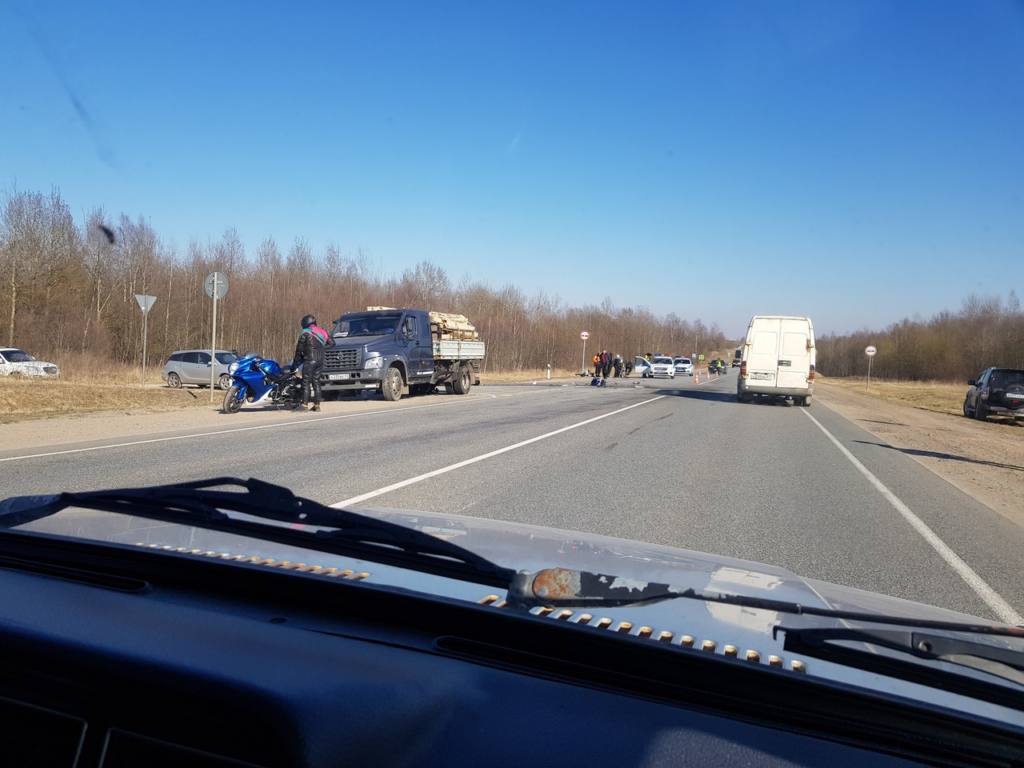 Последствия аварии с мотоциклистом на окружной Смоленска сняли на видео