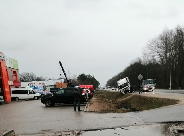 В Смоленске фура съехала в кювет. Движение только по встречке