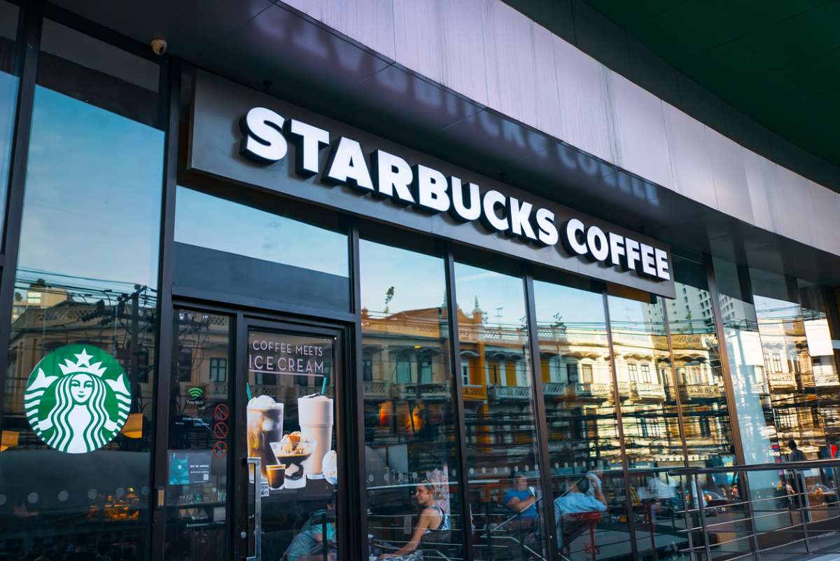 Starbucks отказывается от наличных денег, чтобы обезопасить клиентов и сотрудников