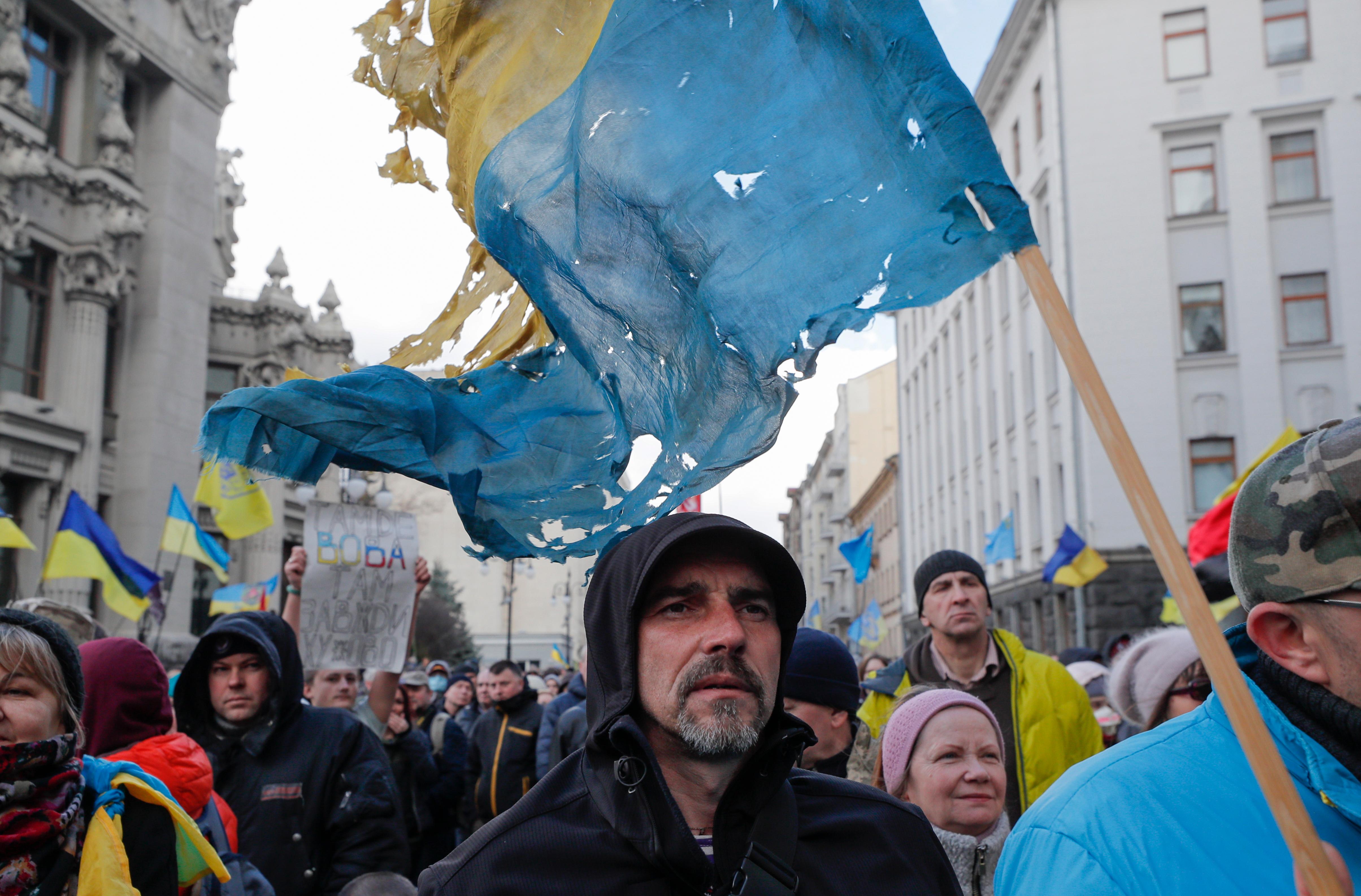 'Зеленский — клоун'. Экс-советник президента Украины предрёк бунт из-за остановки транспорта