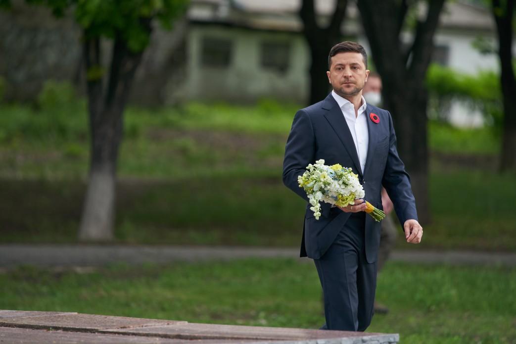 Зеленский в пять утра возложил цветы к Вечному огню в День Победы