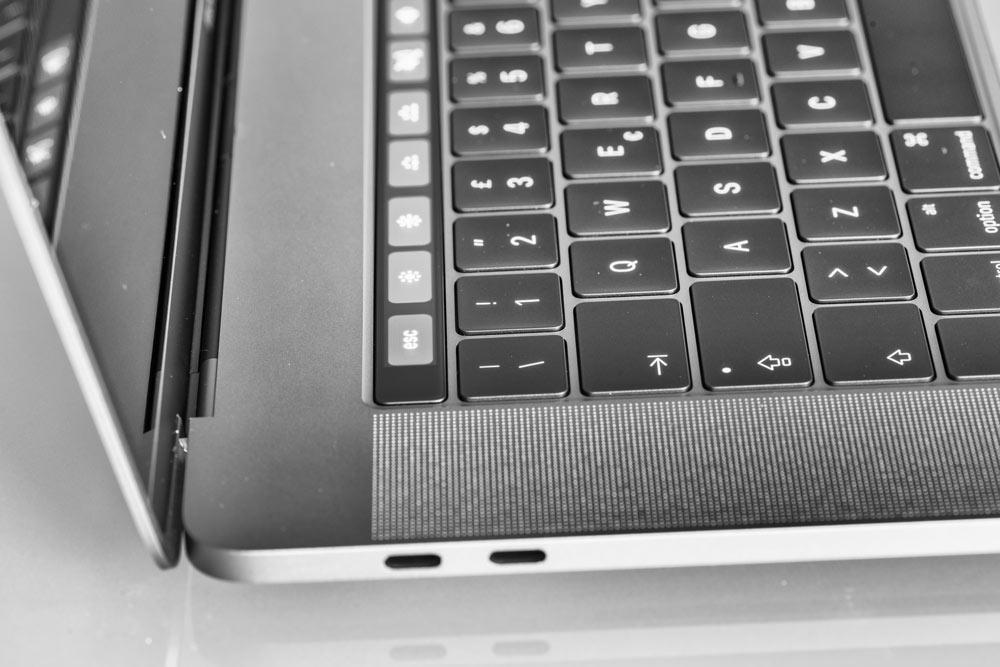 Новые MacBook Pro 13 поддерживают сверхбыструю зарядку. Но пользоваться ею нельзя