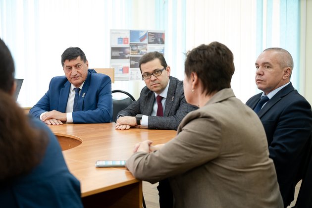 В Зуевке Бориса Веснина поблагодарили за поддержку механико-технологического техникума